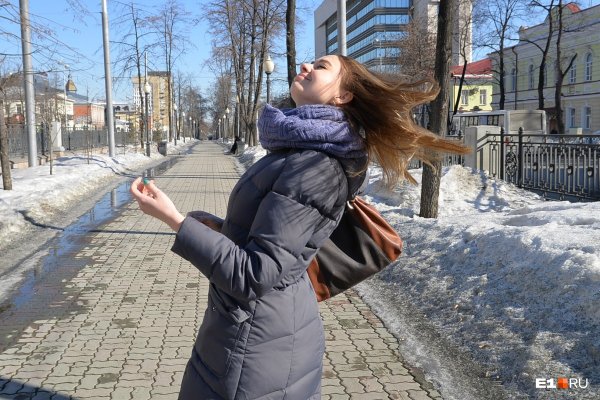 Девушка на улице начало весны