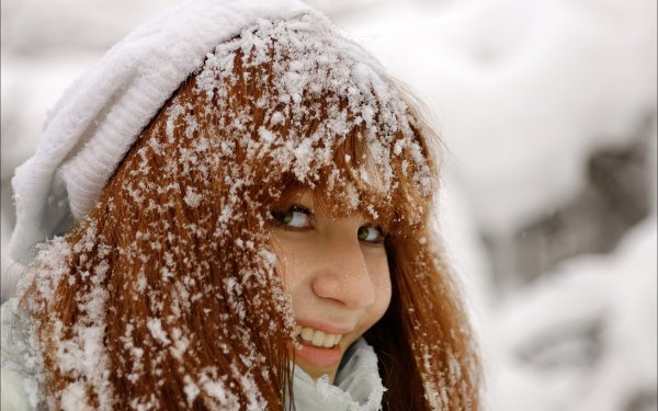 Рыжая девушка в снегу