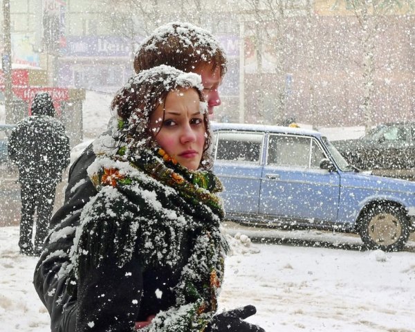 Люди в городе в снегопад