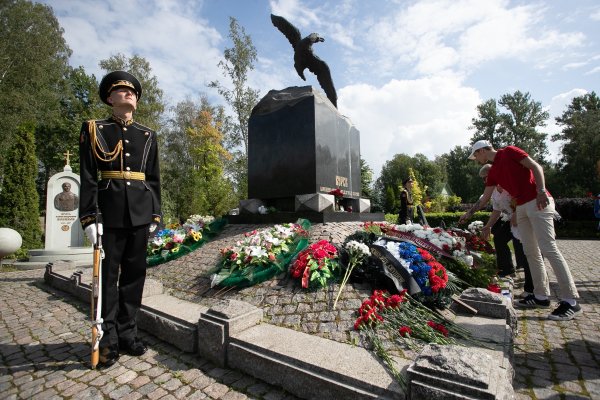 12 08 2000 Подводная лодка Курск Серафимовское кладбище