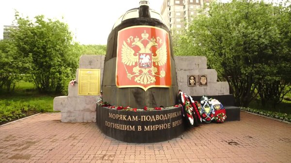 Памятник морякам подводникам в Мурманске