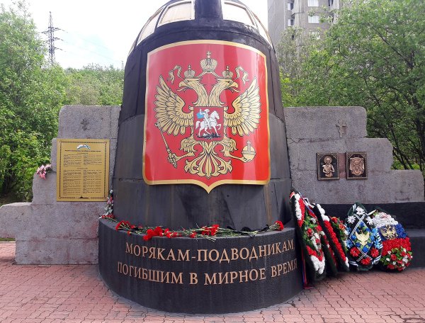Мемориал погибшим морякам подводникам