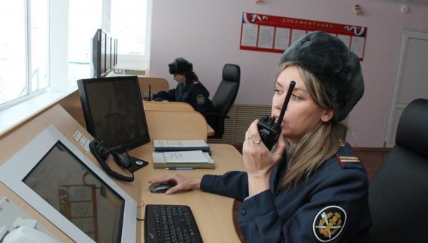 Сотрудник колонии женщина
