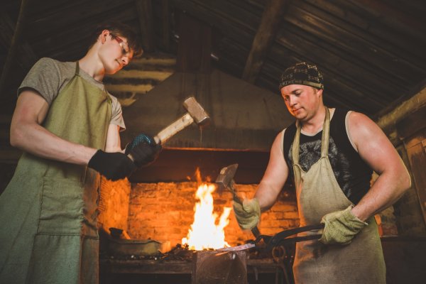 Кузнец в кузнице