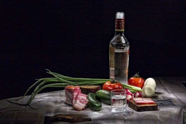 Натюрморт с водкой и закуской