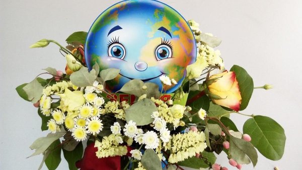 Цветами улыбается земля
