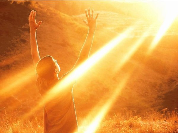 Человек в лучах солнца