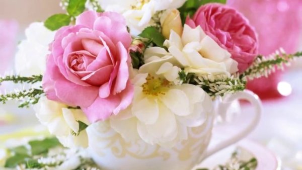 Нежный букет в чашке