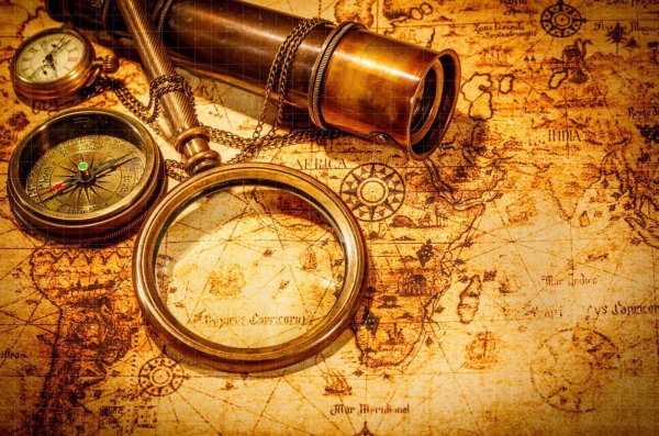 Старинная карта с лупой