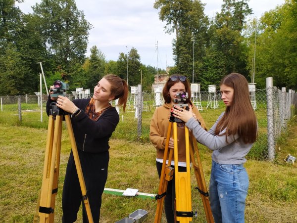 Геодезические работы девушки