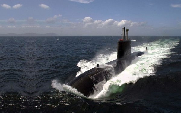 Подводная лодка в море