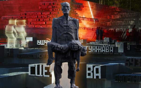 Хатынь Беларусь памятник с ребёнком