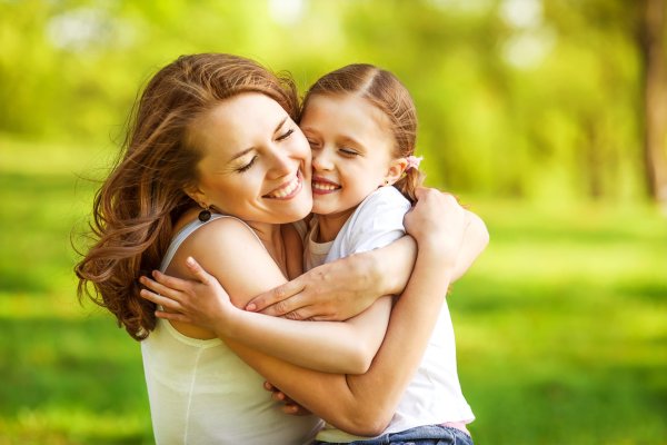 Объятия детей и родителей