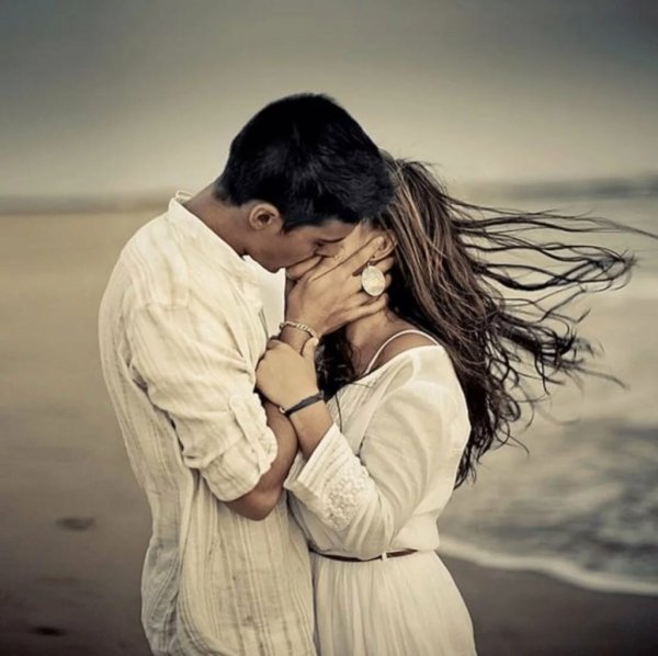 Влюбленные обнимаются