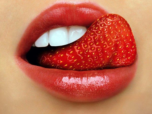 Красивые губы с клубникой