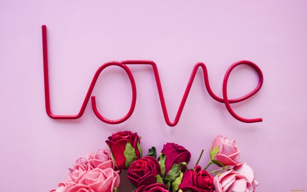 Розовый фон с надписью Love
