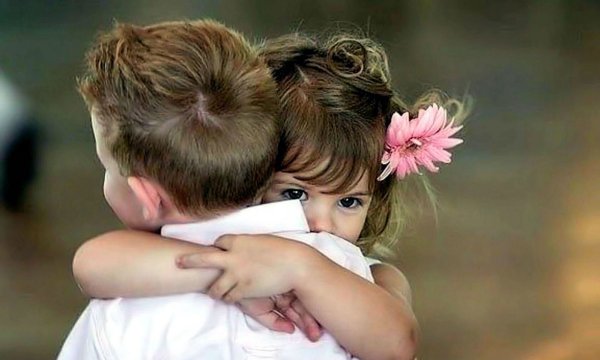 Мальчик обнимает девочку