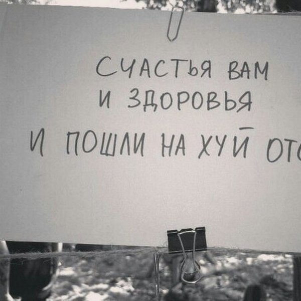 Человек в петле улыбается