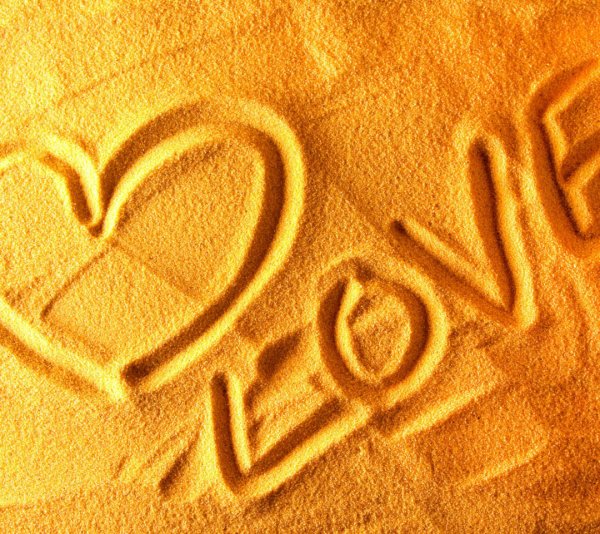 Надпись Love на песке