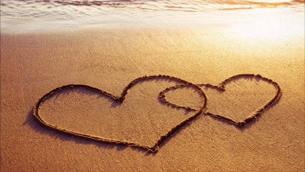 Надпись Love на песке