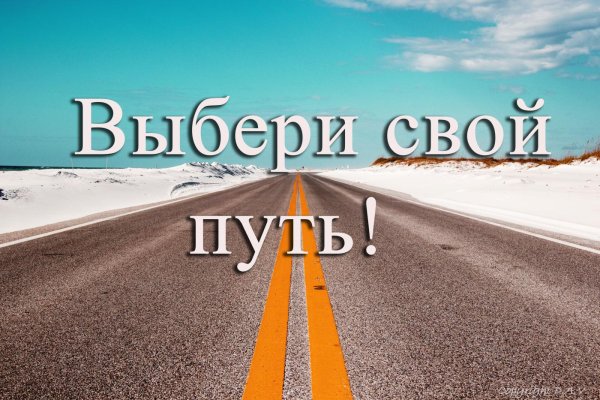 Девушка идет по дороге