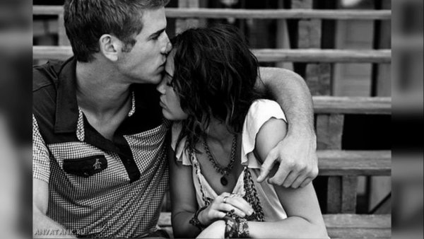 Девушка жалеет парня