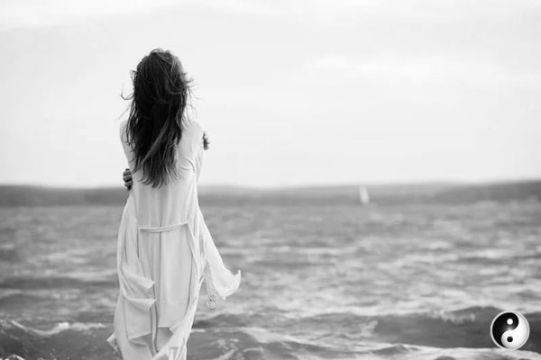 Одинокая девушка у моря