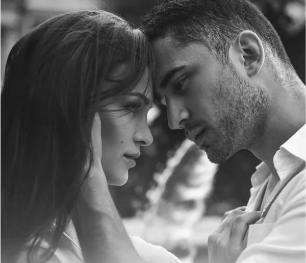 Влюбленные глаза в глаза