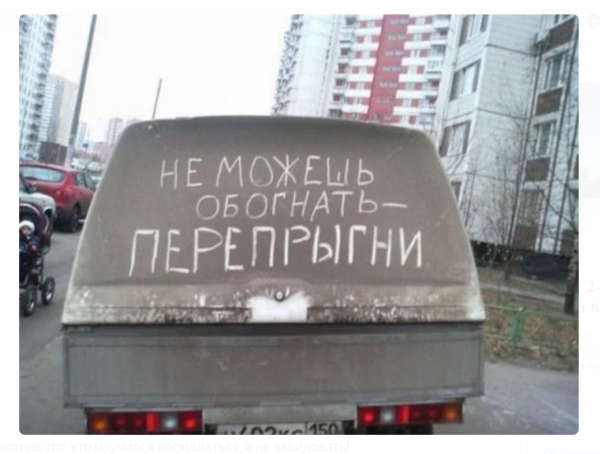 Девушка плачет