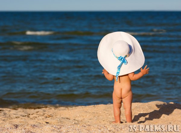 Ребенок в шляпе на море