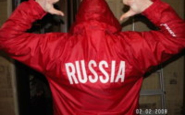 Мужик в куртке с надписью Россия