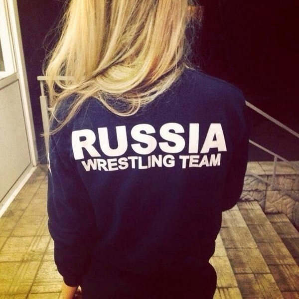 Девушка в кофте Russia