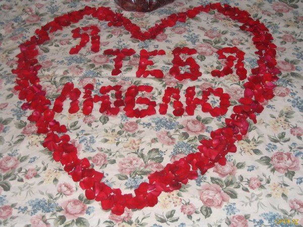 Обручальные кольца в коробочке на столе