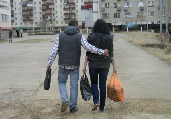 Женщина с сумками мужчина рядом