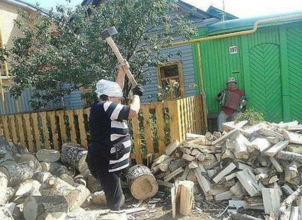 Баба рубит дрова