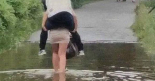 Женщина гребет в лодке