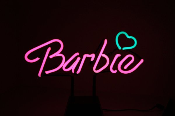 Неоновая вывеска Барби