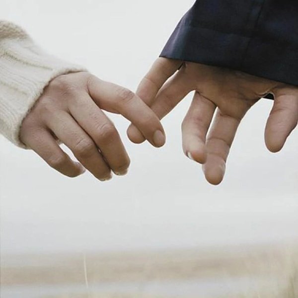 Держаться за руки