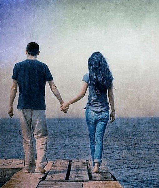 Лишь тот кто в суете бурлящей твоей не выпустит руки