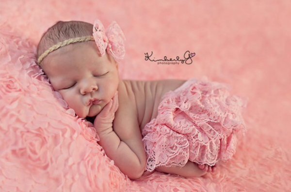 С новорожденной девочкой