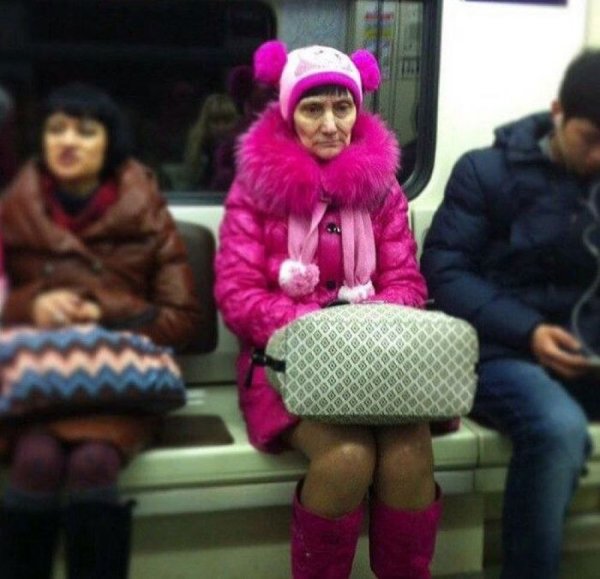 Бабушка в розовом в метро