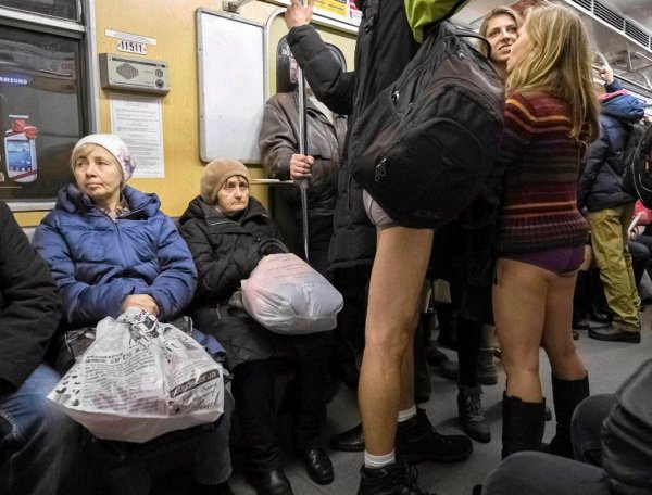 Гот с вороном в метро