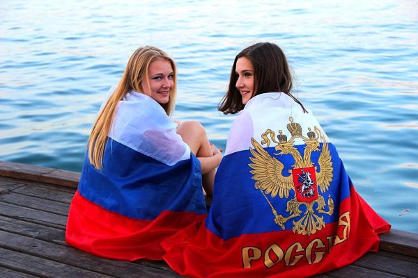 Девушка с русским флагом