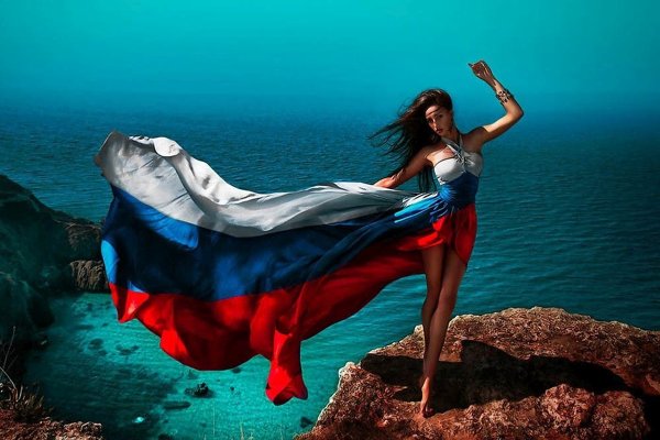 Девушка с русским флагом