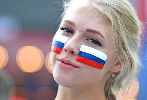 Россиянка с российским флагом