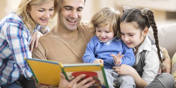 Семья читает книгу