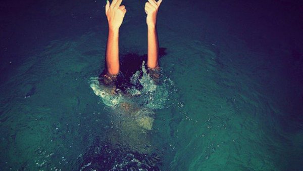 Фак в воде