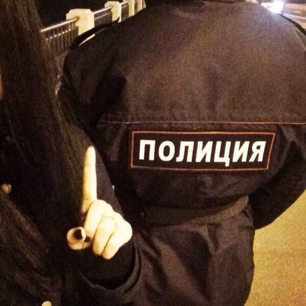 Девушка в кепке и футболке