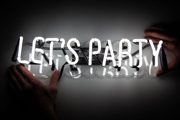 Lets Party надпись