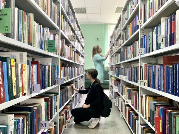 Читатели в библиотеке